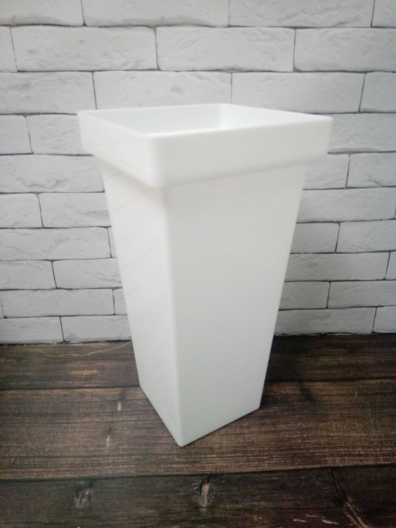 Пластиковая ваза, квадратная, однотонная, высота 34см, верх 17х17см, низ 11х11см, цв. Белый