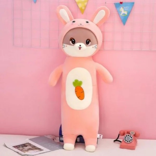 Мягкая игрушка Зайка DL309509406P в розовом комбезе с морковкой