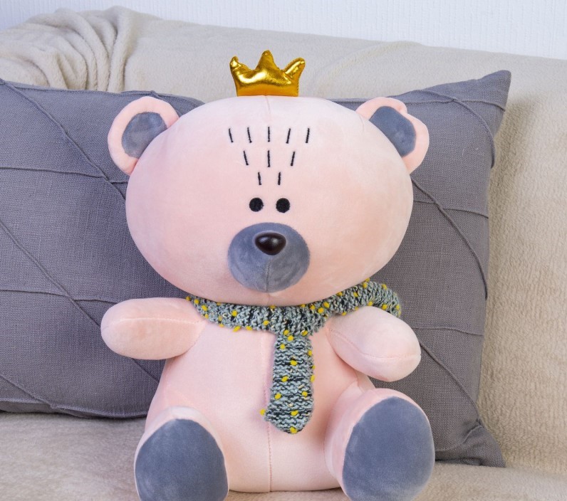 Мягкая игрушка Медведь с короной DL204506617P розовый с серым шарфом